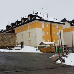 Vista exterior de edificio amarillo de piso en venta en calle Las Piedras, 1